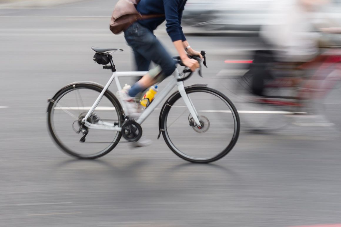 Person fährt Fahrrad auf Straße